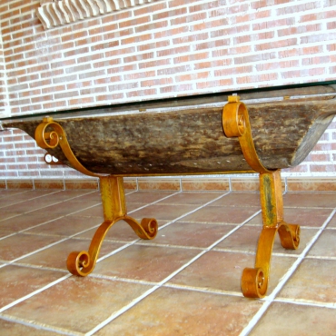 Mesa con soporte de forja y tablero de cristal 