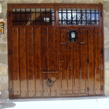 Puerta garaje con tapajuntas labrado 