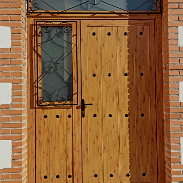 Puerta aluminio color madera natural 