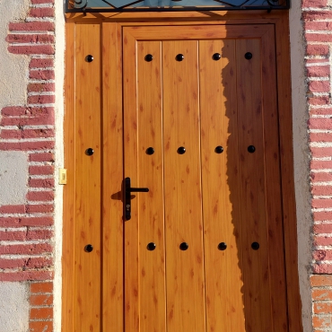 puerta-color-madera-natural-entrada